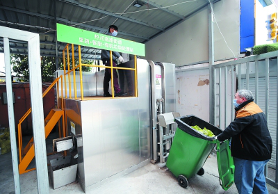 工作人員在鼓樓區鄭和南路農貿市場垃圾處理站處理餐廚垃圾。